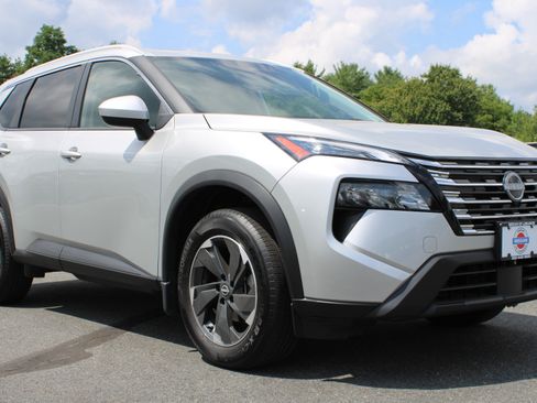 Used 2024 Nissan Rogue SV w/ SV Premium Package AWD/4WD image 4