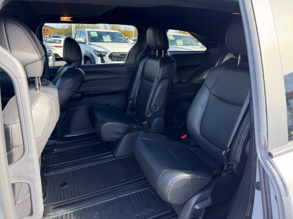 Used 2025 Toyota Sienna XLE Woodland Edition AWD/4WD image 5