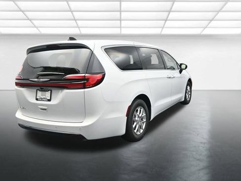 New 2026 Chrysler Pacifica Select image 8