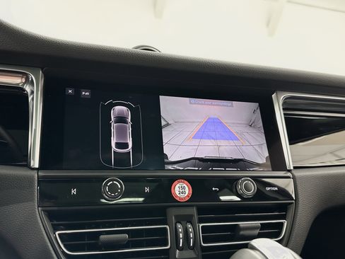 Certified 2024 Porsche Macan image 42