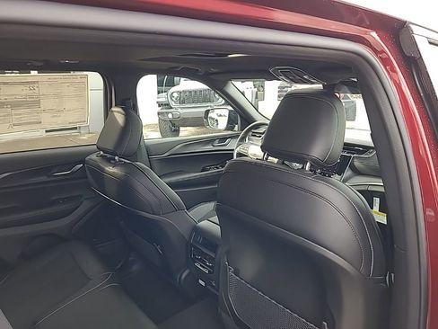 New 2025 Jeep Grand Cherokee 4WD image 31