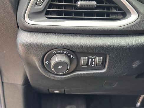 Used 2026 Chrysler Pacifica Select image 25