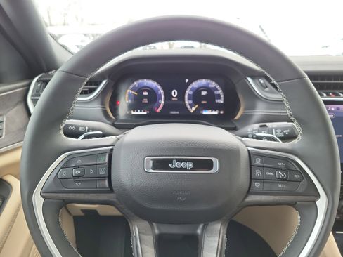 Used 2024 Jeep Grand Cherokee Limited image 10