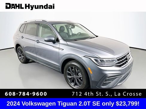 Used 2024 Volkswagen Tiguan SE w/ Panoramic Sunroof Package image 1
