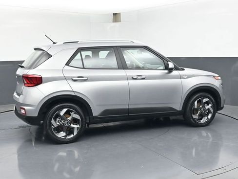 Used 2025 Hyundai Venue SEL FWD image 3