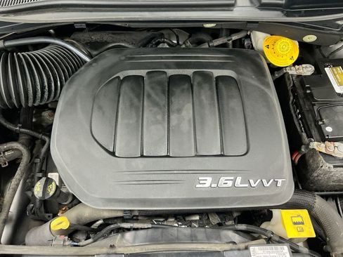 Used 2014 Chrysler Town & Country Touring image 20