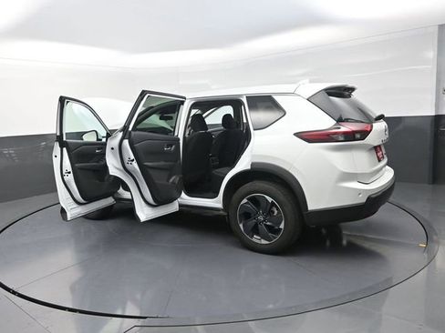 Used 2024 Nissan Rogue SV AWD/4WD image 45