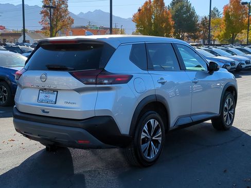 Used 2023 Nissan Rogue SV image 3