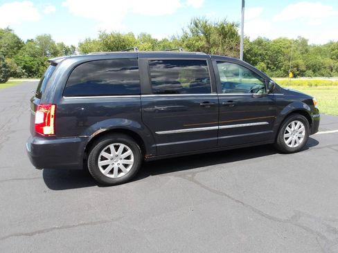 Used 2013 Chrysler Town & Country Touring FWD image 11