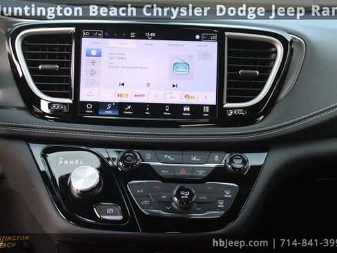 Used 2026 Chrysler Pacifica Select image 16