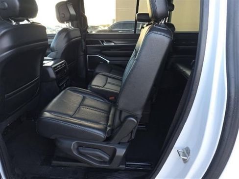 Used 2023 Jeep Wagoneer L Series II image 5