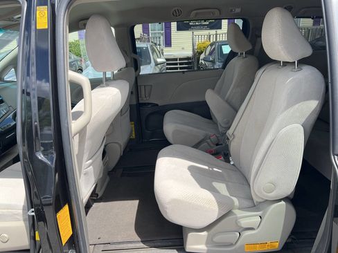 Used 2013 Toyota Sienna LE w/ Towing Pkg image 13