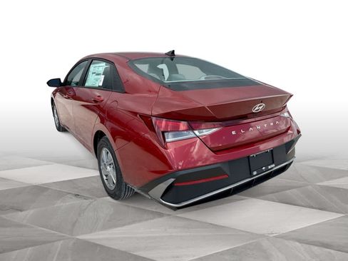 Used 2025 Hyundai Elantra SE FWD image 6