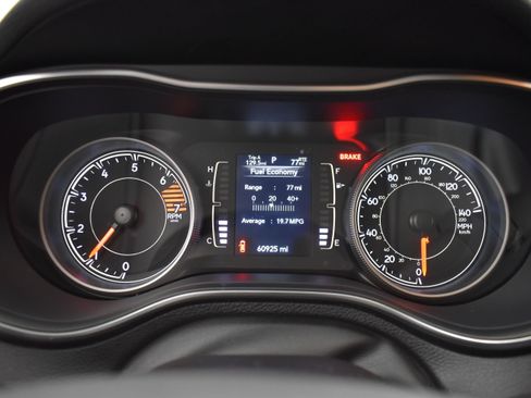 Used 2019 Jeep Cherokee Latitude Plus w/ Cold Weather Group AWD/4WD image 8
