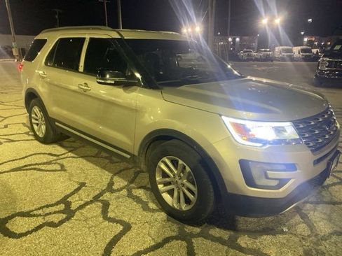 Used 2017 Ford Explorer XLT w/ Equipment Group 202A image 4