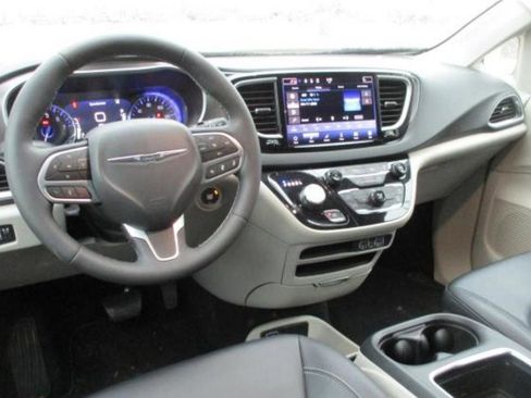 Used 2024 Chrysler Pacifica Touring-L image 7