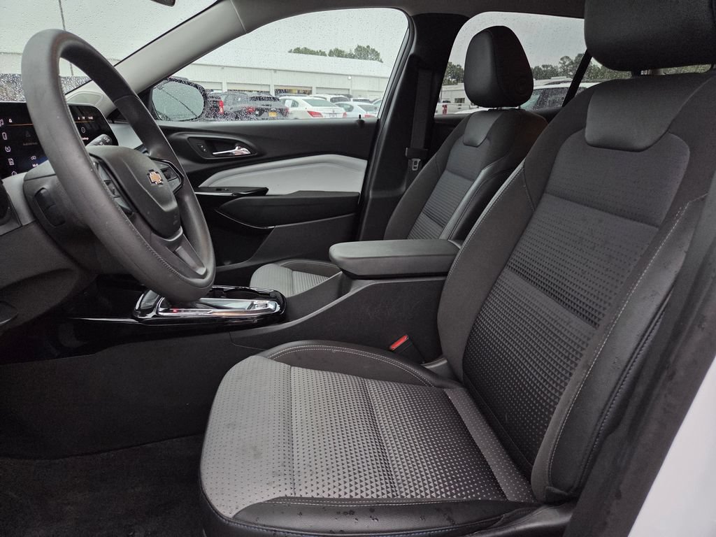 Used 2025 Chevrolet Trax LT FWD image 14