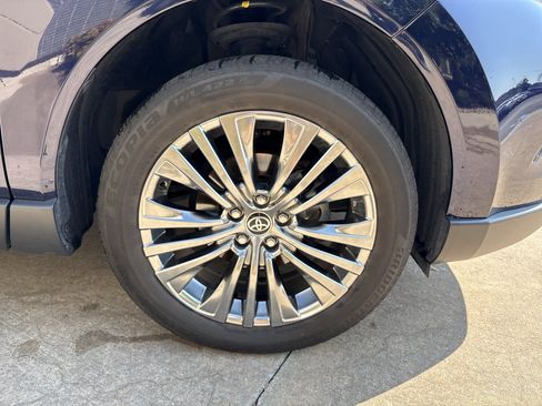 Used 2023 Toyota Venza Limited AWD/4WD image 13