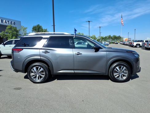 Used 2025 Nissan Pathfinder SL FWD image 2