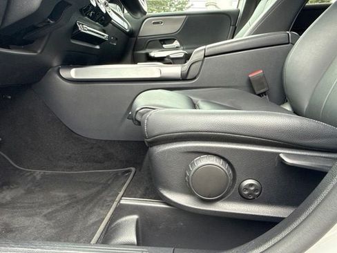 Used 2022 Mercedes-Benz GLB 250 4MATIC image 24