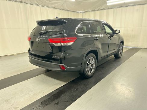 Used 2019 Toyota Highlander SE image 2