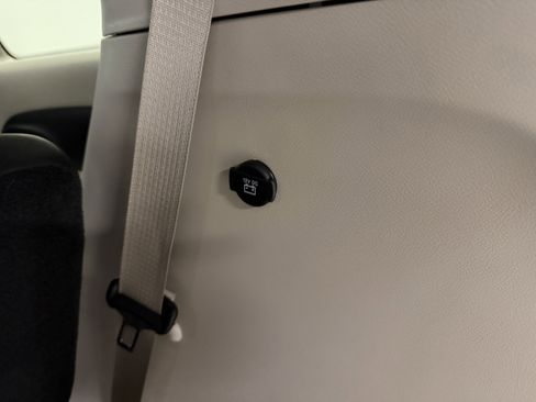 Used 2024 Chrysler Pacifica Touring-L image 30