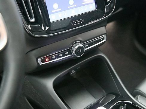Certified 2025 Volvo XC40 B5 Ultra AWD/4WD image 17