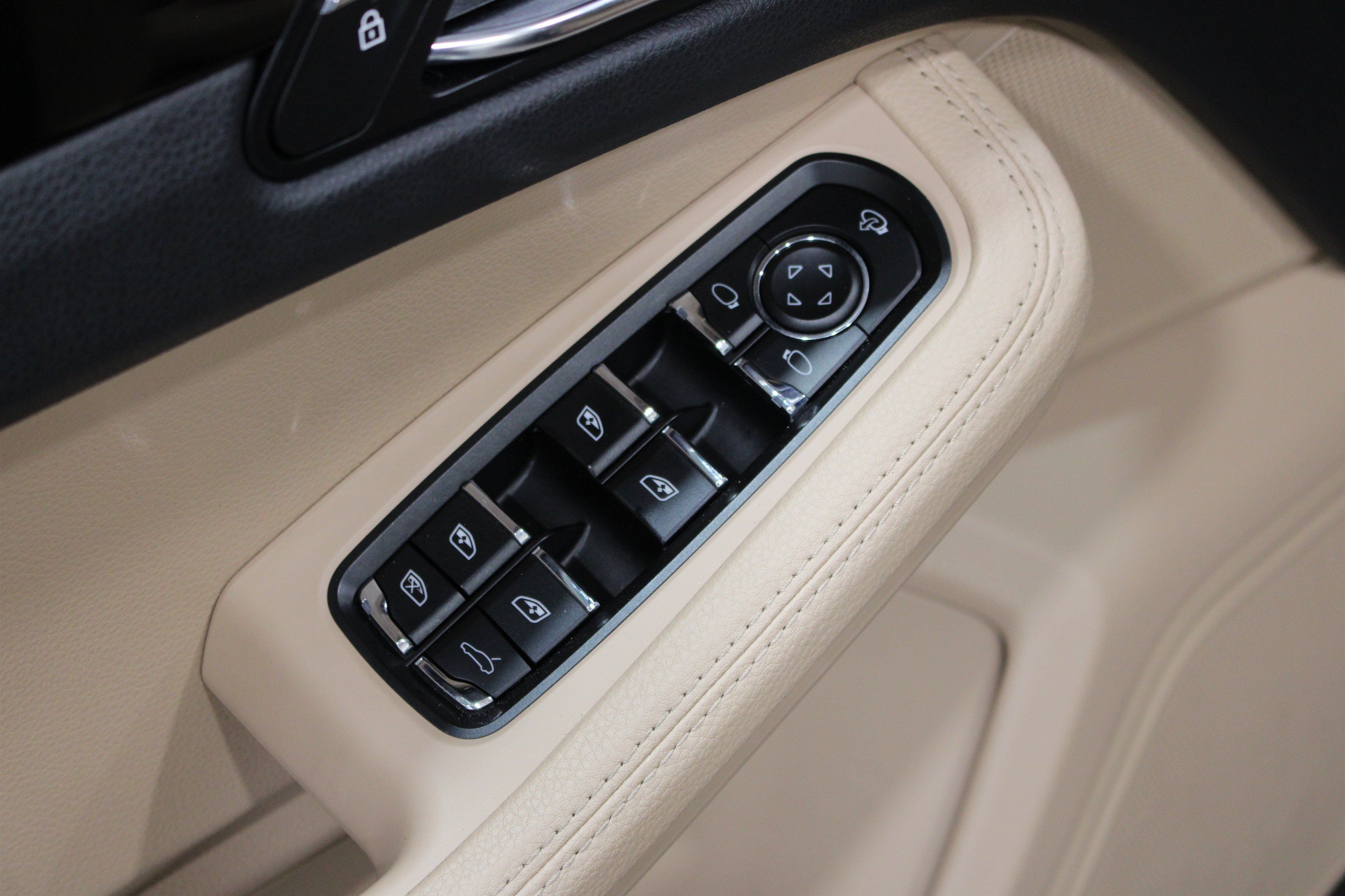 Used 2024 Porsche Macan AWD/4WD image 7