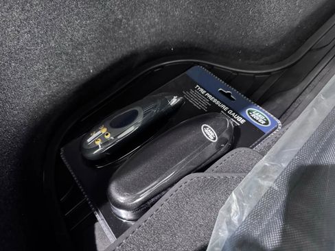 Used 2019 Land Rover Range Rover Velar R-Dynamic SE image 38