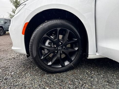 New 2026 Chrysler Pacifica Limited image 29