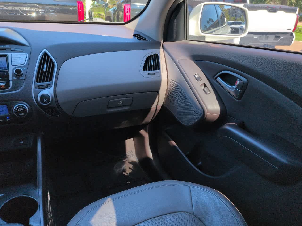 Used 2011 Hyundai Tucson Limited FWD image 16