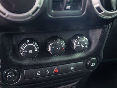 Used 2016 Jeep Wrangler Unlimited Sahara w/ Connectivity Group image 18