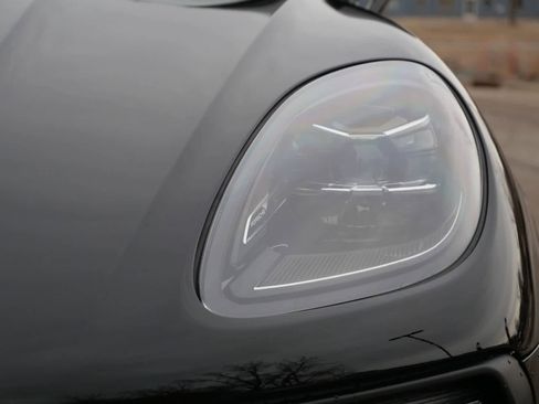 New 2026 Porsche Macan image 6