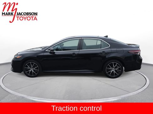 Used 2024 Toyota Camry SE image 13