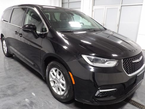 Used 2024 Chrysler Pacifica Limited FWD image 3