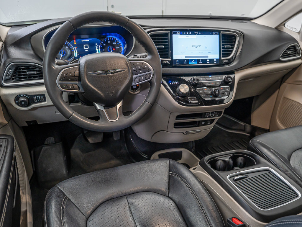 Used 2022 Chrysler Pacifica Touring-L FWD image 4