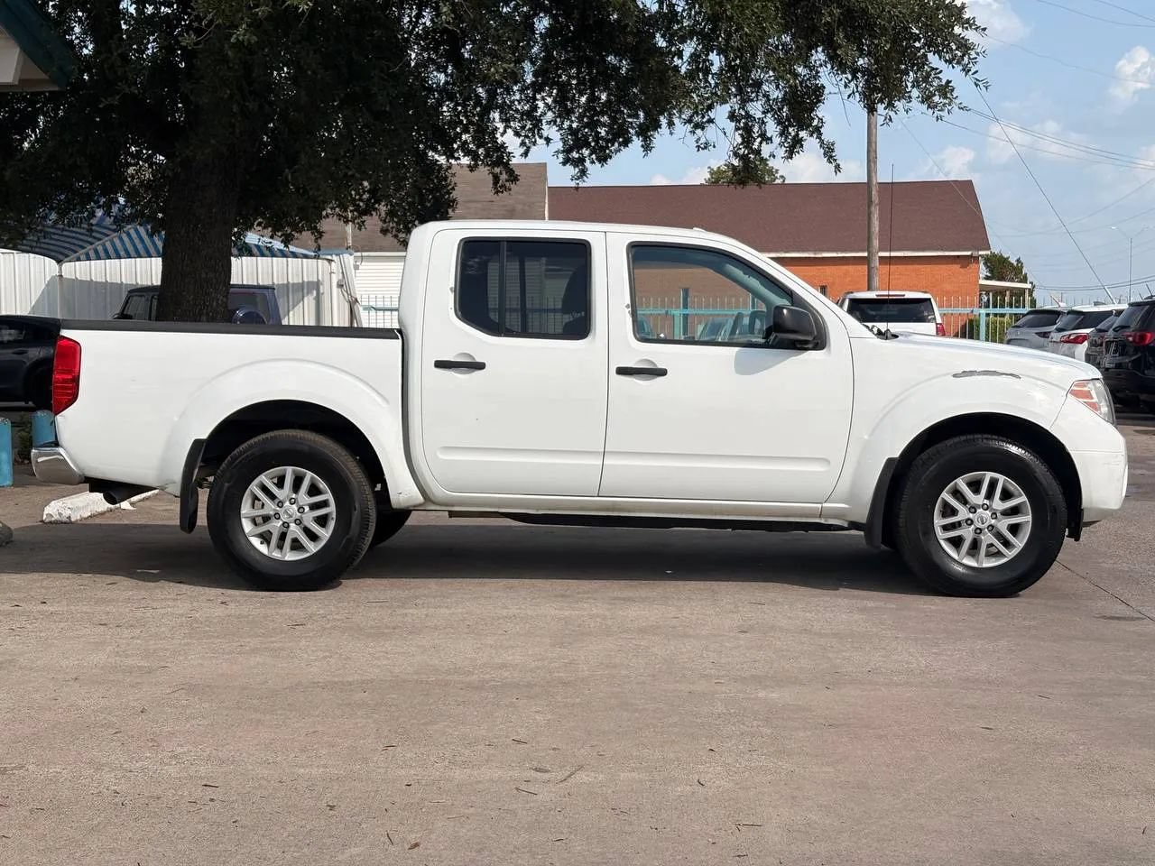 Used 2018 Nissan Frontier SV AWD/4WD image 2