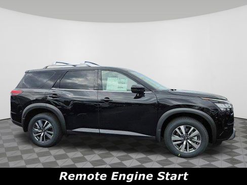 Certified 2025 Nissan Pathfinder SL image 2