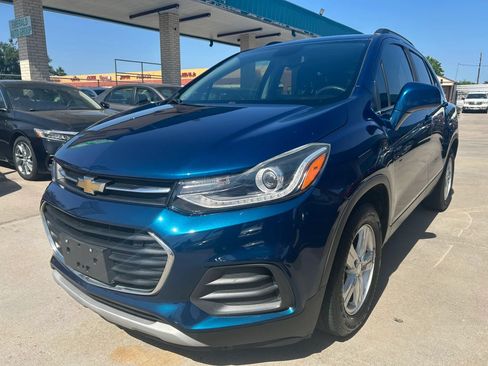Used 2019 Chevrolet Trax LT w/ LPO, Cargo Package FWD image 1