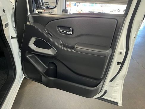 Used 2024 Nissan Frontier SV RWD image 13