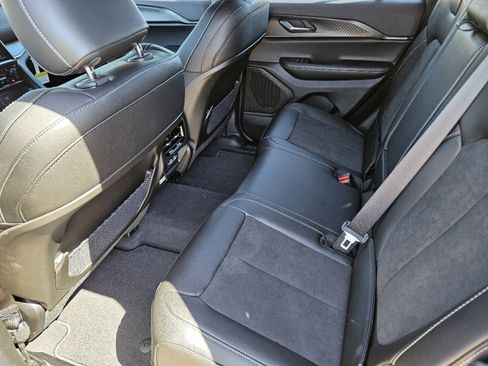 New 2025 Jeep Grand Cherokee Altitude image 31