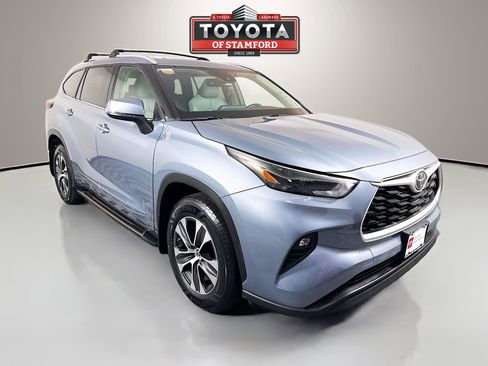 Certified 2022 Toyota Highlander XLE image 1