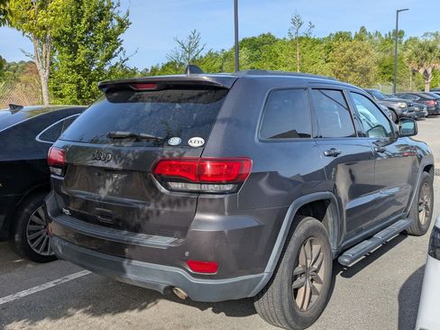Used 2017 Jeep Grand Cherokee Laredo 75th Anniversary image 6