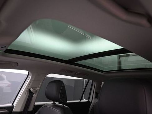 Used 2023 Volkswagen Tiguan SE w/ Panoramic Sunroof Package FWD image 26