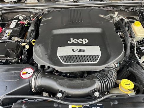 Used 2017 Jeep Wrangler Unlimited Rubicon w/ Connectivity Group image 27