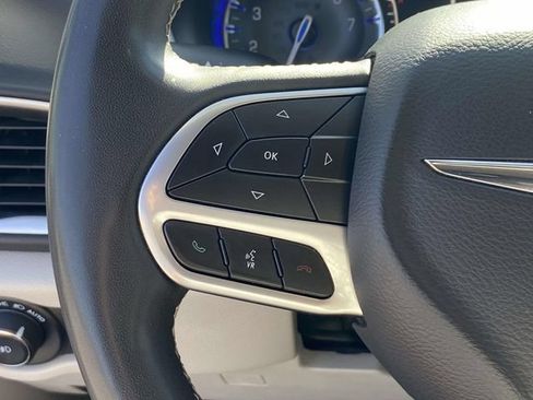 Used 2024 Chrysler Pacifica Touring-L FWD image 20