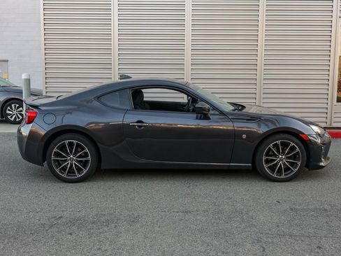 Used 2019 Toyota 86 image 3