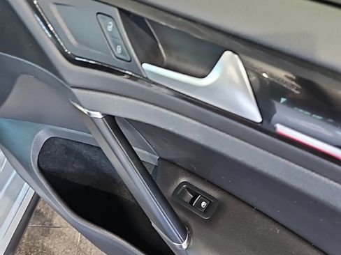 Used 2017 Volkswagen Golf image 12