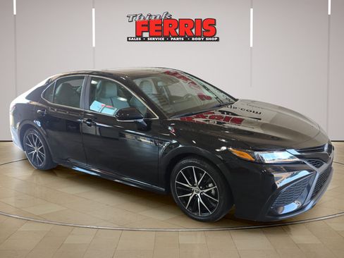 Used 2023 Toyota Camry SE w/ Cold Weather Package FWD image 3