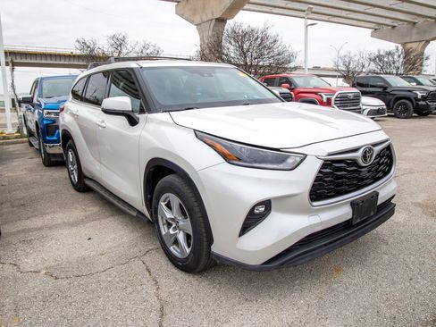 Used 2021 Toyota Highlander LE image 6